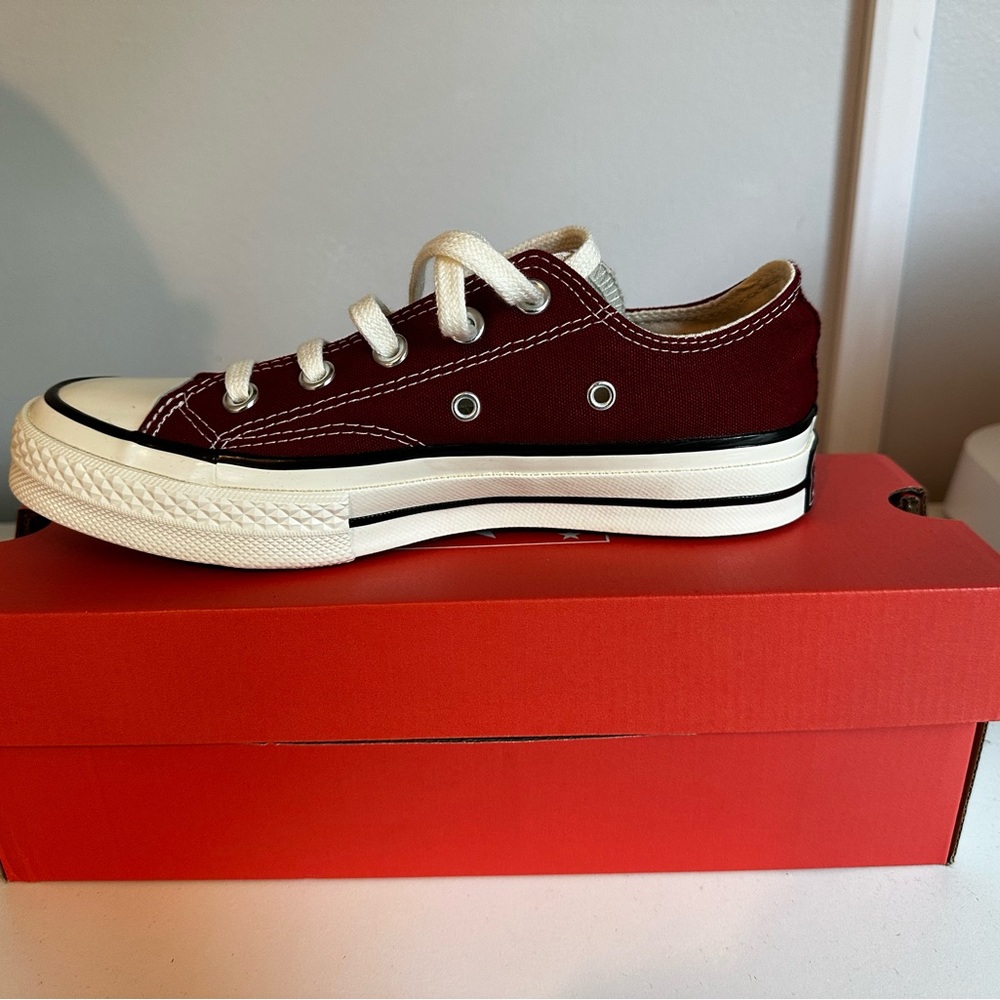 Converse burgundy low top